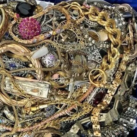 ⚜️ 10 Piece High-End Jewelry Lot – Gold tone Silver Pearls Rhinestones ⚜️ - Picture 10 of 11